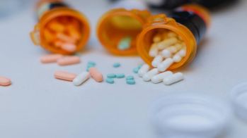 Après un infarctus du myocarde, associer précocement l'ézétimibe à une statine de haute intensité réduit le risque cardiovasculaire