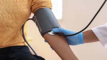 La façon dont le bras est placé pour prendre la pression artérielle influe de façon importante sur la mesure