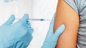 Risque de myocardite après vaccin anti-Covid : moins de risque avec un intervalle plus long entre deux doses chez les jeunes