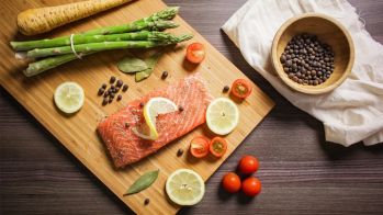 Manger du poisson deux fois par semaine semble bénéfique uniquement en cas d'antécédents cardiovasculaires