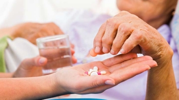 Une stratégie d'arrêt de durée limitée des anticoagulants oraux directs lors d'une chirurgie efficace et sûre