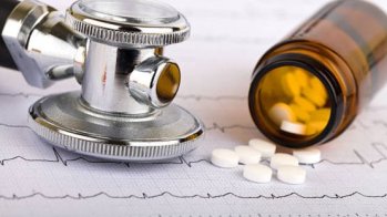 L'arrêt du traitement anticoagulant post-ablation de fibrillation atriale après un an sans récidive n'affecte pas la fonction cognitive