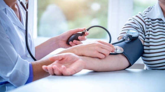 HTA mesurée en position couchée: un facteur de risque cardiovasculaire et de décès indépendant de l'HTA en position assise