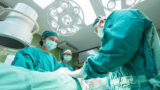 Trois interventions sous anesthésie sur 10.000 se soldent par un arrêt cardiaque péri-opératoire, avec de bonnes chances de survie